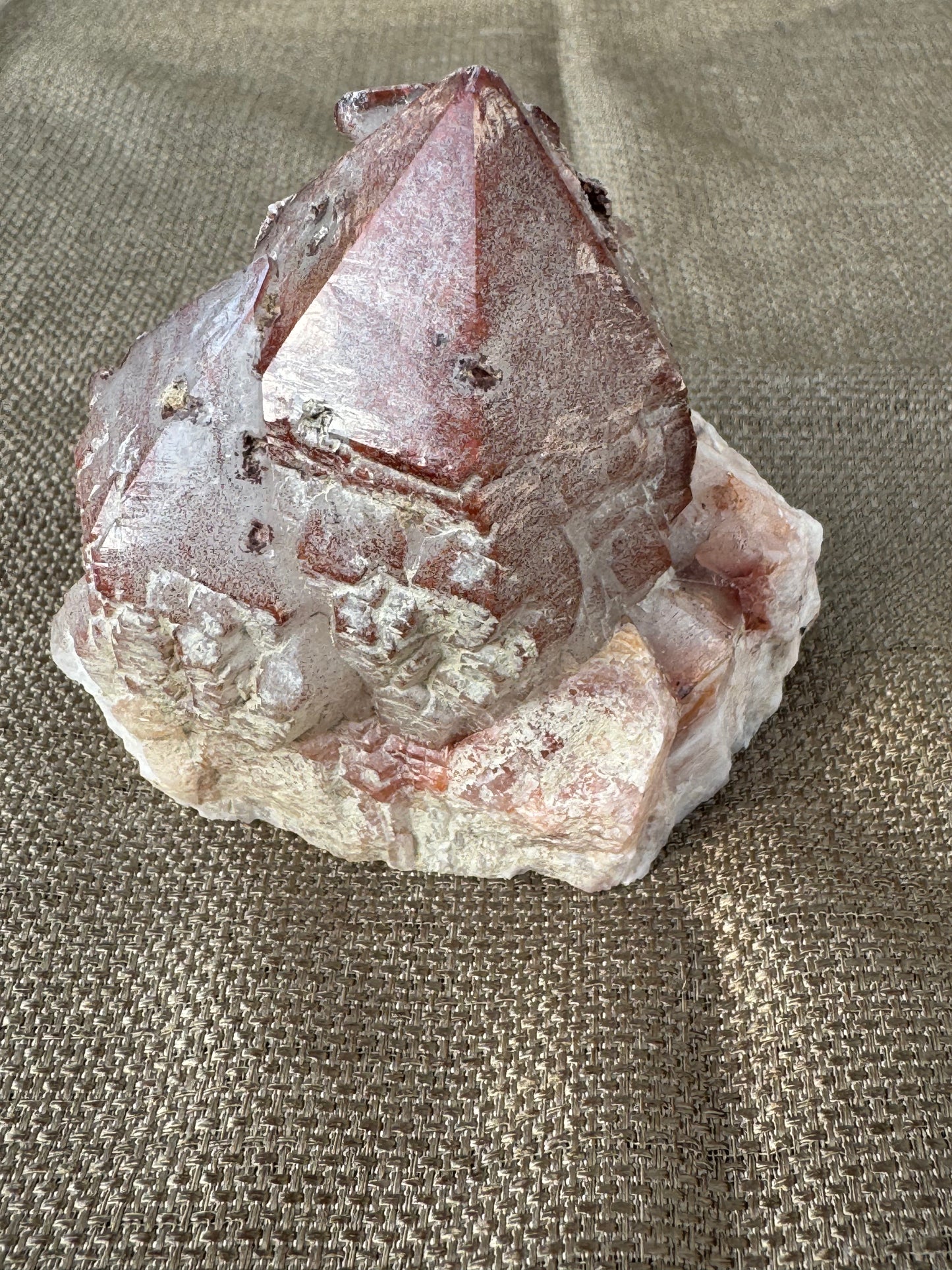 Hematite in Quartz Clusters